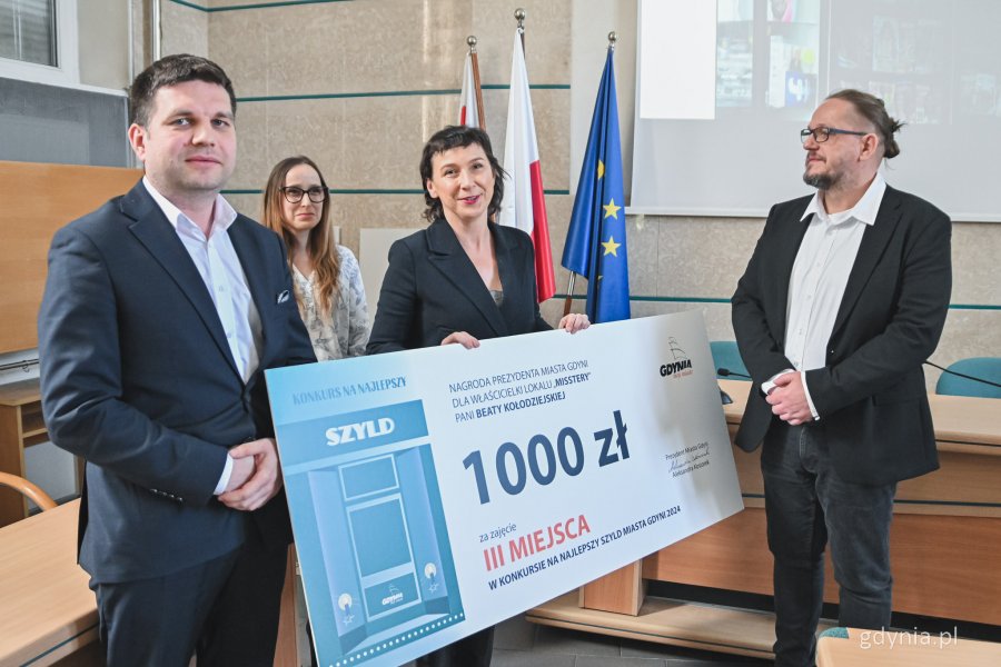 Wręczenie nagród w konkursie na najlepiej zaprojektowany szyld w Gdyni - nagrodę odbiera przedstawicielka sklepu Modystka z ul. Kilińskiego (fot. Kamil Złoch)