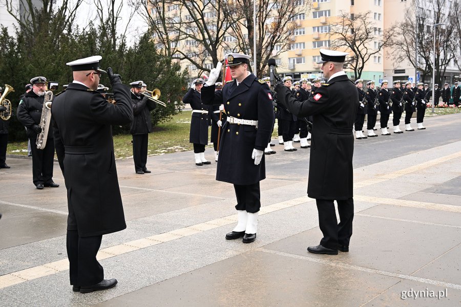 Złożenie meldunku dowódcy Garnizonu Gdynia podczas uroczystości z okazji 98. urodzin Gdyni, które odbyły się na skwerze Kościuszki
