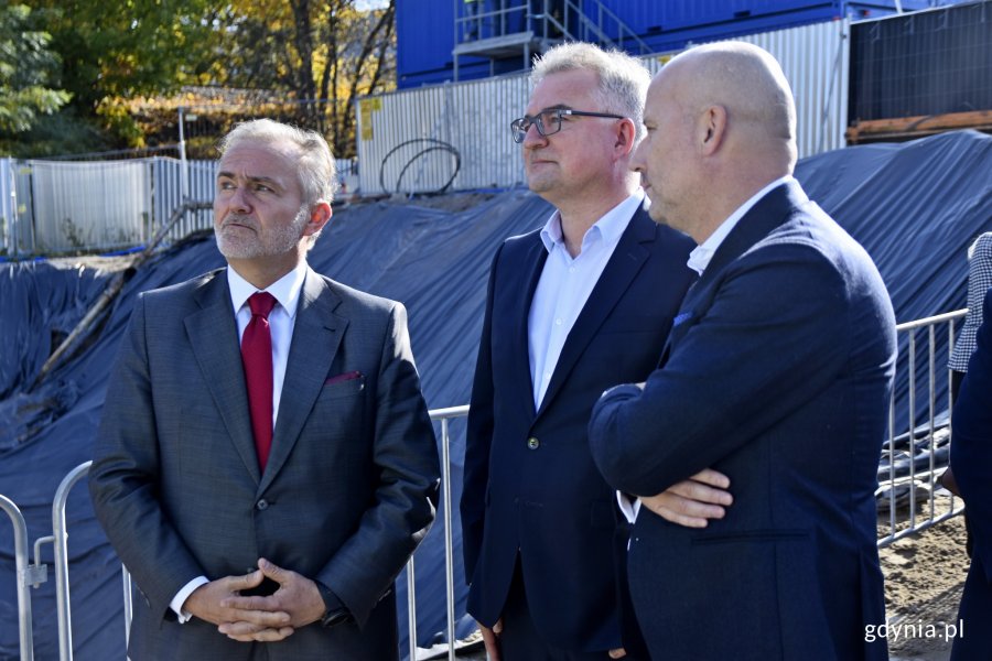 Akt erekcyjny podpisali: Wojciech Szczurek, prezydent Gdyni, Sergiusz Gniadecki, inwestor biurowca i prezes zarządu 3T Office oraz Dariusz Wierzyńskich, członek zarządu PORR, generalnego wykonawcy inwestycji / fot. Paweł Kukla