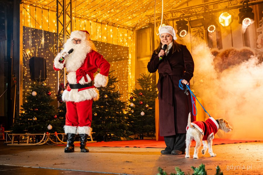 Prezydent Gdyni Aleksandra Kosiorek na scenie podczas gdyńskich mikołajek na placu Grunwaldzkim (fot. Kamil Złoch)