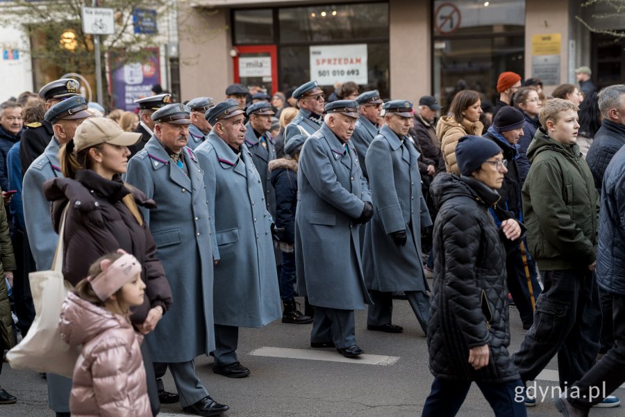 Uczestnicy Gdyńskiej Drogi Krzyżowej idący w procesji 
