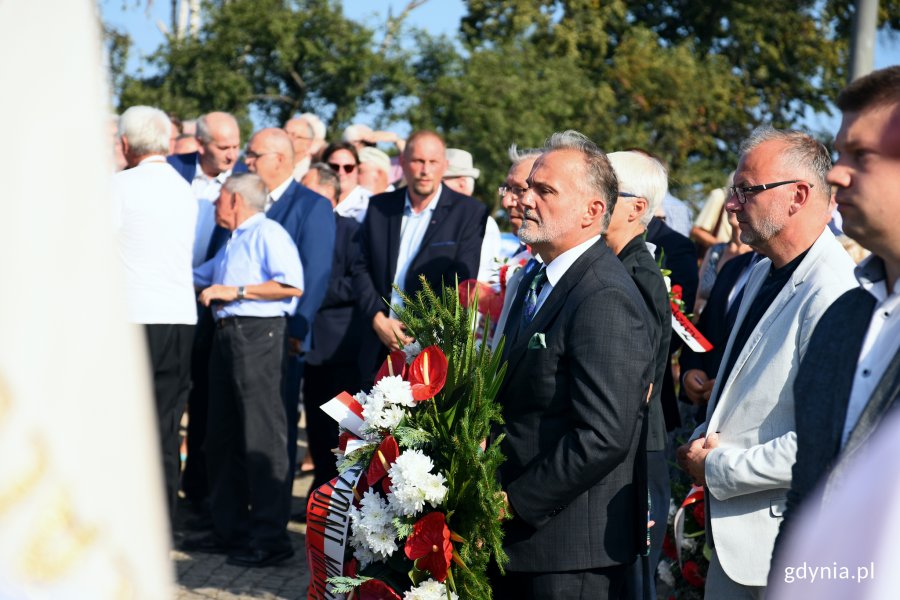 Symboliczne złożenie kwiatów pod pomnikiem Ofiar Grudnia '70, fot. Kamil Złoch