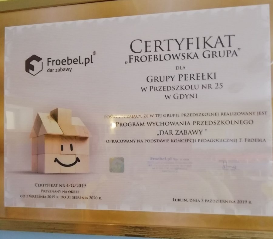 Wiszący na ścianie certyfikat, poświadczający, że Przedszkole nr 25 pracuje metodą Froebela // fot. Przedszkole na 25