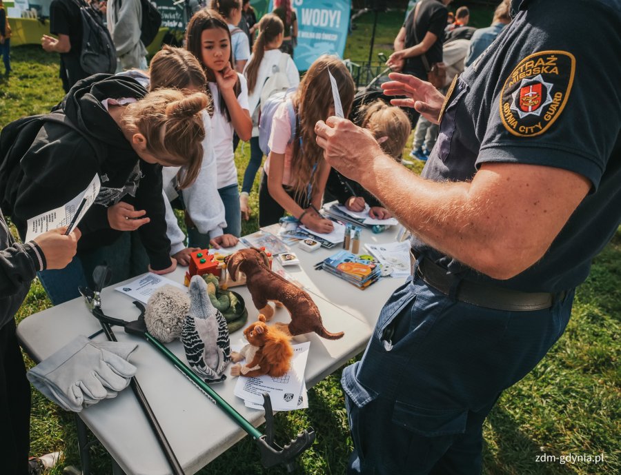 Straż Miejska i jej stoisko edukacyjne