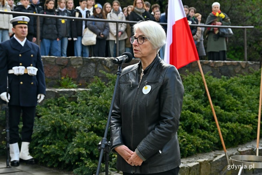 Joanna Zielińska - przewodnicząca Rady Miasta Gdyni przemawiająca podczas uroczystości z okazji 81. rocznicy wybuchu powstania w getcie warszawskim 