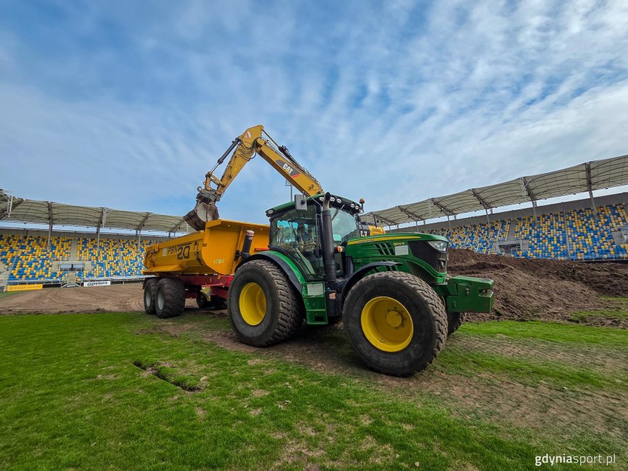 Prace wykonywano przy użyciu ciężkiego sprzętu (fot. Marek Urbaniak)