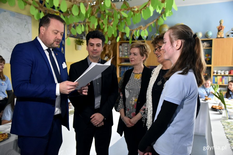 Nagrodę za zajęcie pierwszego miejsca w konkursie przekazał wiceprezydent Marek Łucyk oraz przedstawiciel firmy Dalkia // fot. Magdalena Czernek