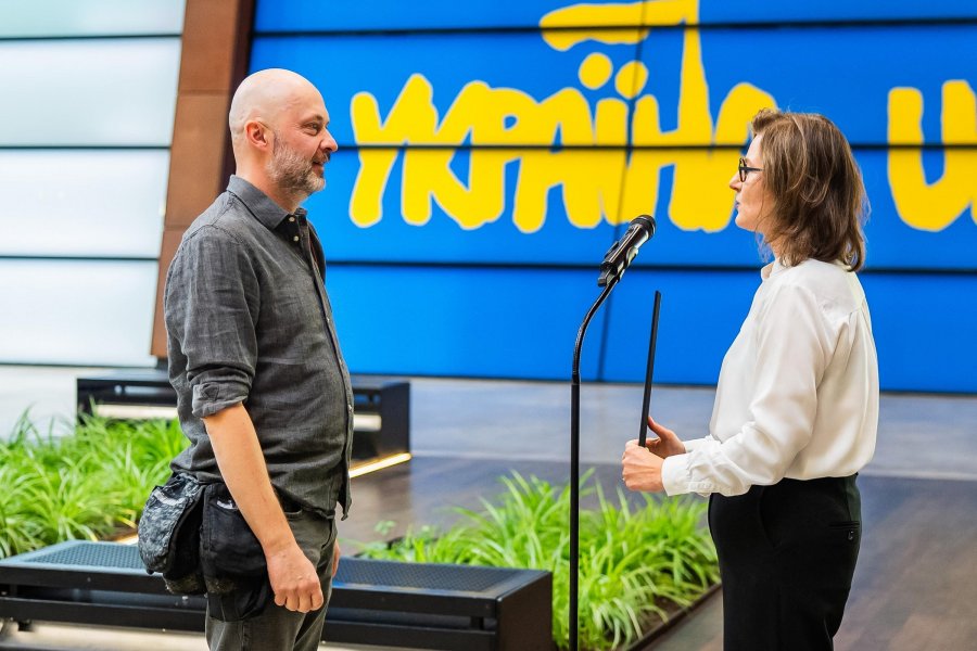 Magdalena Mistat &ndash; pełniąca obowiązki dyrektora Europejskiego Centrum Solidarności wręczająca wyr&oacute;żnienie fotoreporterowi Piotrowi Wittmanowi podczas gali Gdańsk Press Photo