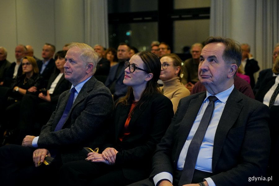 Od lewej: senator Sławomir Rybicki, posłowie Wioleta Tomczak i Stanisław Lamczyk oraz inni uczestnicy spotkania Komitetu Honorowego Obchodów 100-lecia Gdyni