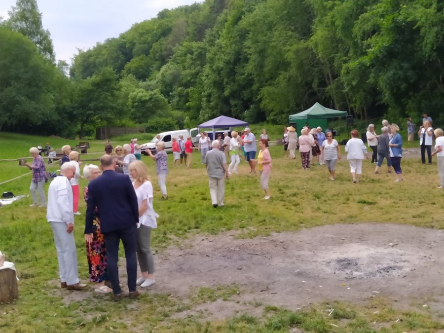 Seniorzy podczas pikniku na Polance Redłowskiej w Gdyni// fot. Piotr Hibner