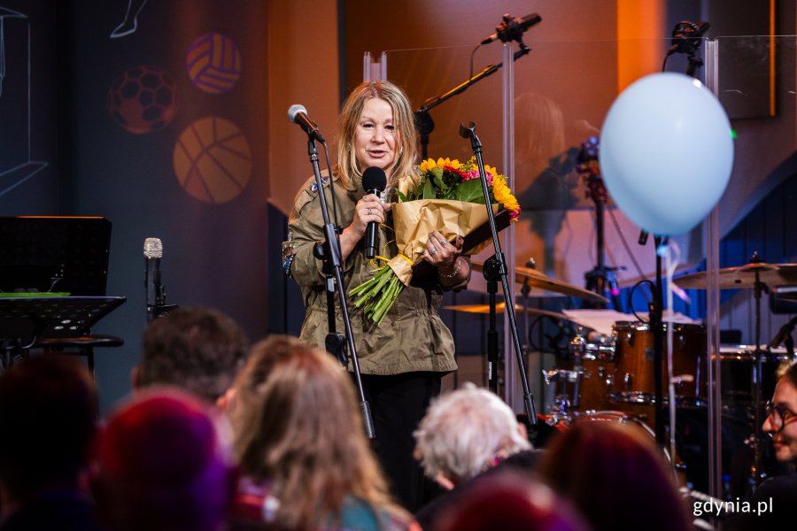 Beata Dunajewska – radna Sejmiku województwa Pomorskiego podczas koncertu z okazji 90. urodzin Przemka Dyakowskiego