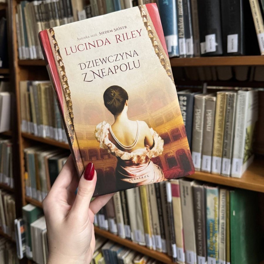 Kobieca dłoń trzymająca książkę „Dziewczyna z Neapolu”