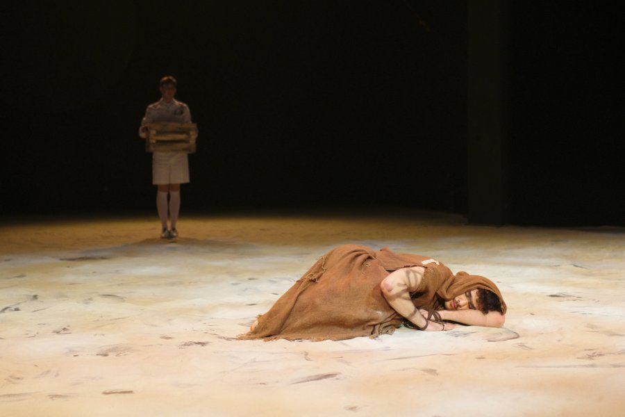 Zdjęcie z próby spektaklu „Mury Jerycha” w Teatrze Muzycznym w Gdyni. Scena zbiorowa // fot. Przemysław Burda