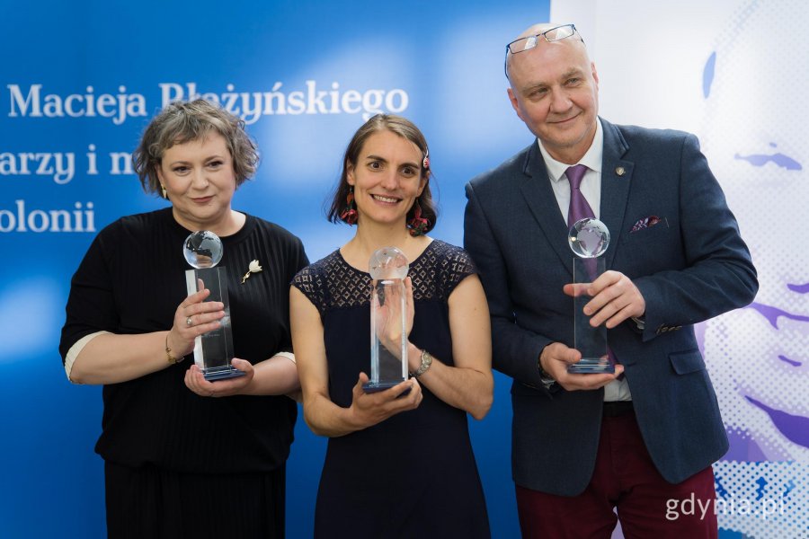 Dwie kobiety i mężczyzna ze statuetkami