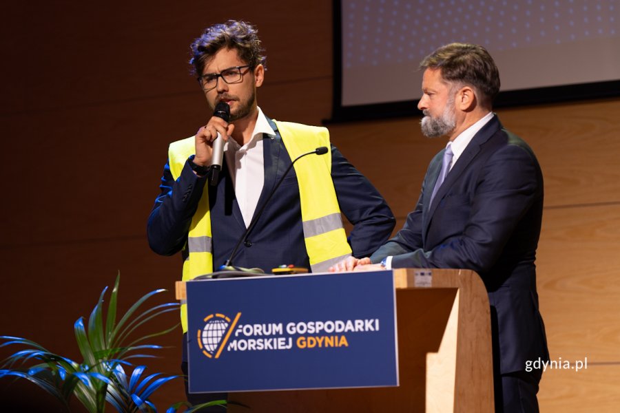 Na zdj. Piotr Gorzeński, prezes Zarządu Morskiego Portu Gdynia z pracownikiem portu