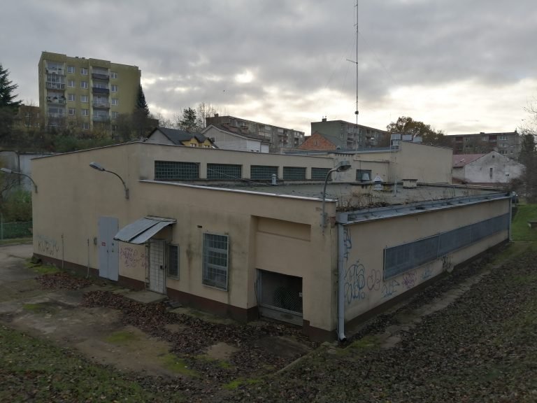 Stary budynek przepompowni ścieków w Kawinach, fot. PEWIK Gdynia