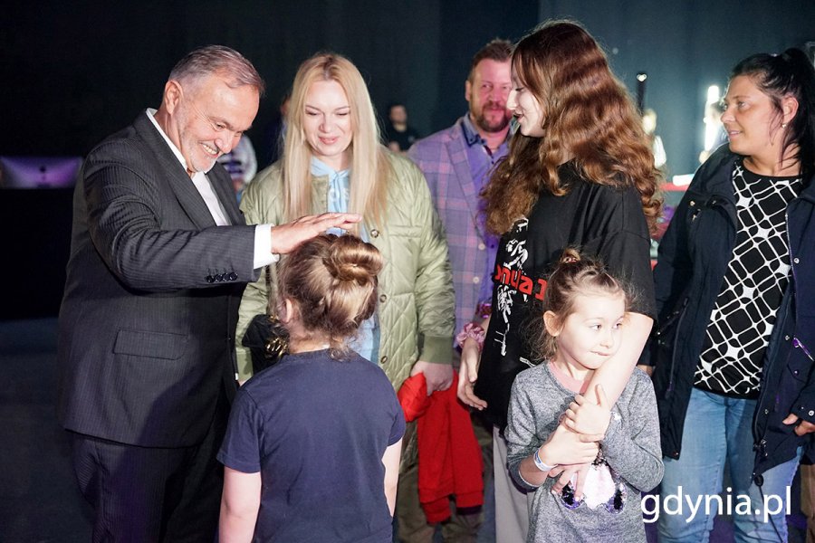 Prezydent Wojciech Szczurek rozmawia na koncercie z mieszkańcami