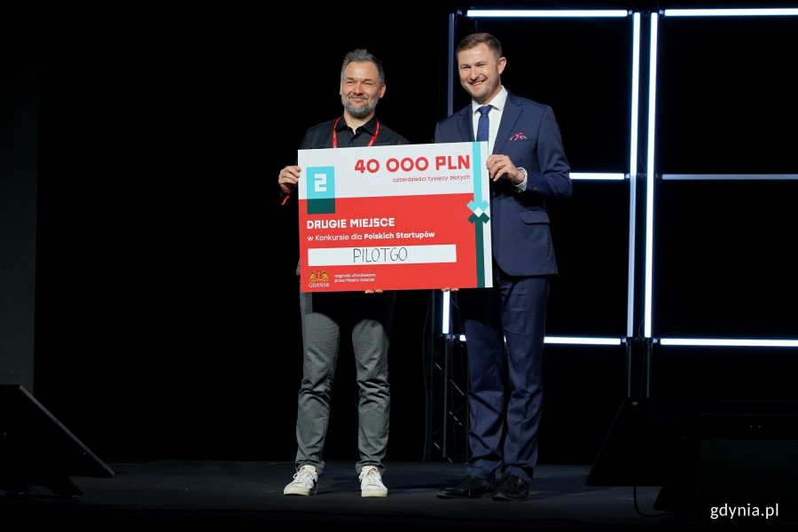 Piotr Grzelak &ndash; zastępca prezydent Gdańska ds. zr&oacute;wnoważonego rozwoju i gospodarki z przedstawicielem firmy PilotGo, laureatem drugiego miejsca w konkursie dla polskich start-up&oacute;w na Infoshare
