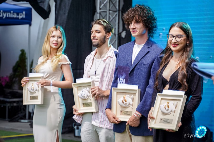 Nagradzani i wyróżniani uczestnicy Międzynarodowego Festiwalu Piosenki Gdynia Open (fot. Kamil Złoch)