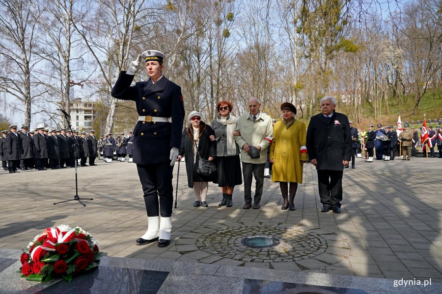Przedstawiciele Gdyńskiej Rodziny Katyńskiej składający kwiaty podczas uroczystości z okazji Dnia Pamięci Ofiar Zbrodni Katyńskiej na Cmentarzu Wojennym w Redłowie