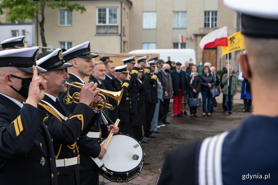 Uroczystość odsłonięcia tablicy pamiątkowej na cokole Krzyża Rybackiego im. Tadeusza Wendy w setną rocznicę odprawienia polowej mszy św. z okazji rozpoczęcia budowy portu w Gdyni. Fot. Anna Rezulak