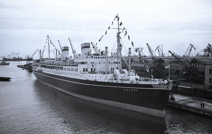 Fotografia z archiwum cyfrowego Muzeum Miasta Gdyni. Statek pasażerski m/s Batory przy nabrzeżu Francuskim portu w Gdyni, 1937 // fot. Henryk Poddębski