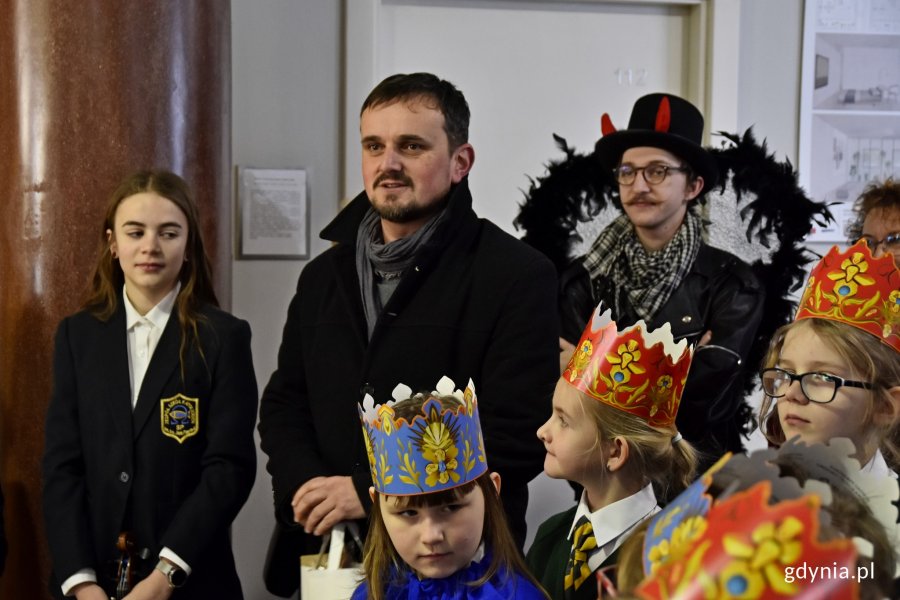 Trzej Królowie i kolędnicy odwiedzili gdyński ratusz // fot. Paweł Kukla