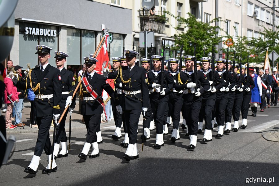 Kompania Reprezentacyjna Marynarki Wojennej RP podczas przemarszu ul. Świętojańską z okazji Święta Narodowego Trzeciego Maja