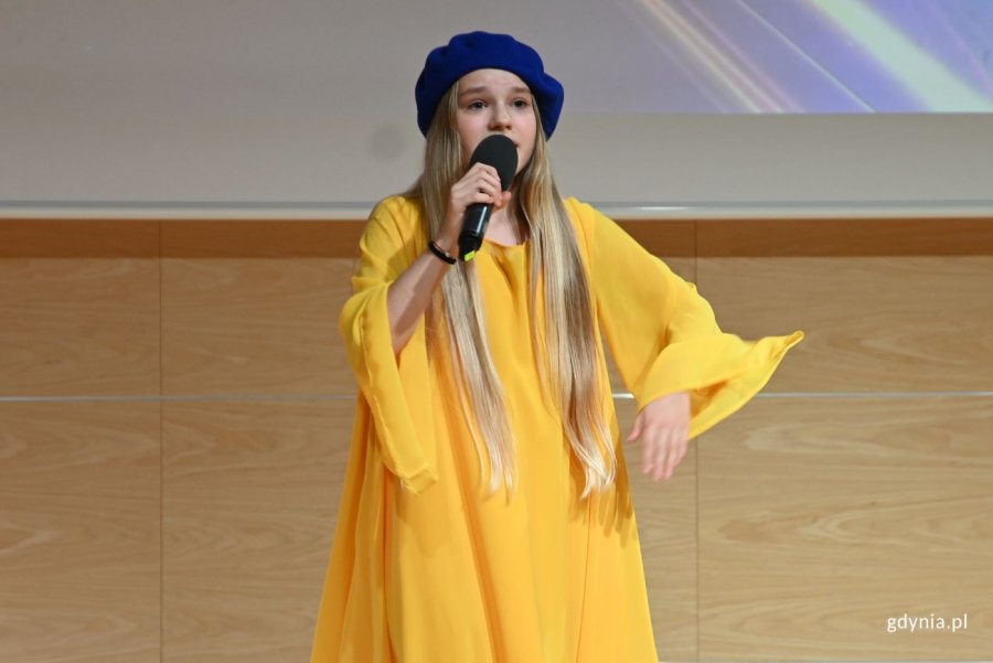 Występ artystyczny wokalistki z Młodzieżowego Domu Kultury (fot. Magdalena Starnawska)