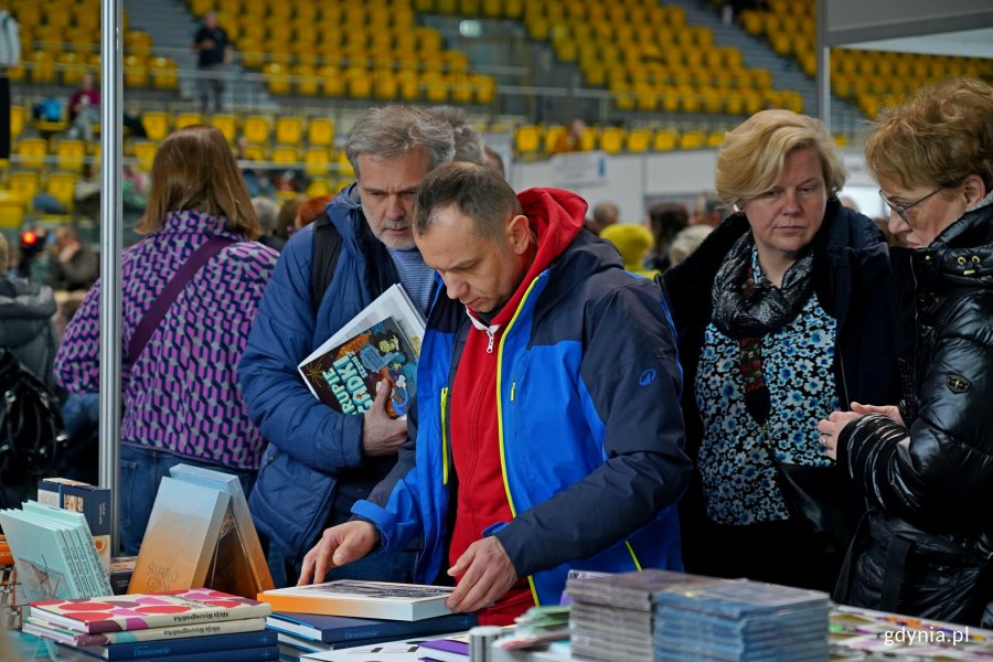 Uczestnicy Targ&oacute;w Książki w Gdyni odwiedzający stoiska wydawc&oacute;w 