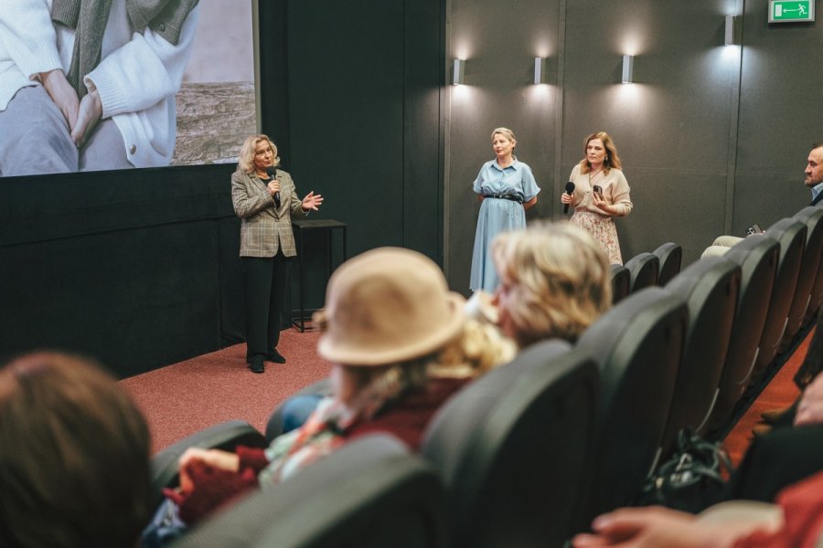  Marta Chełkowska, prezes Pomorskiej Regionalnej Organizacji Turystycznej i dyrektor Departamentu Turystyki i Sportu Urzędu Marszałkowskiego z mikrofonem