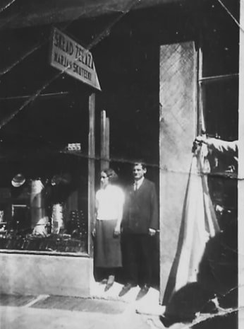 Marian i Jadwiga Skuteccy przed swoim sklepem przy ul. Abrahama 17. Gdynia 1935r.