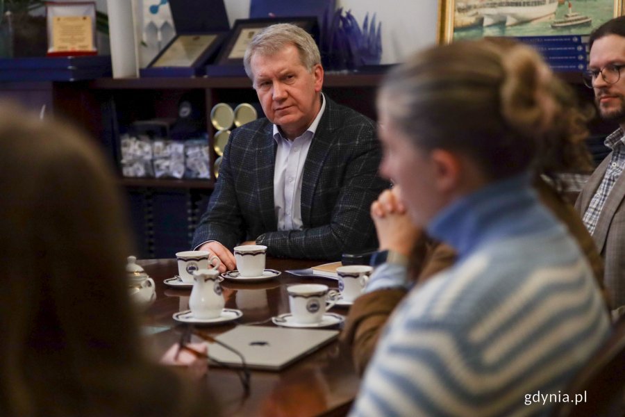 O wsp&oacute;lnych działaniach rozmawiał Komitet Organizacyjny, w tym samorząd i cztery gdyńskie uczelnie: Akademia Marynarki Wojennej w Gdyni, Uniwersytet Morski, Uniwersytet WSB Merito i Wyższa Szkoła Administracji i Biznesu. Na zdjęciu m.in. dr hab. Dariusz Barbucha, prof. UMG, prorektor ds. nauki, Uniwersytet Morski w Gdyni i Jedrzej Szerle przewodniczący Zarządu Dzielnicy Śr&oacute;dmieście, członek Komitetu Obywatelskiego 100-lecia Gdyni (fot. Natalia Kawalerowicz) 