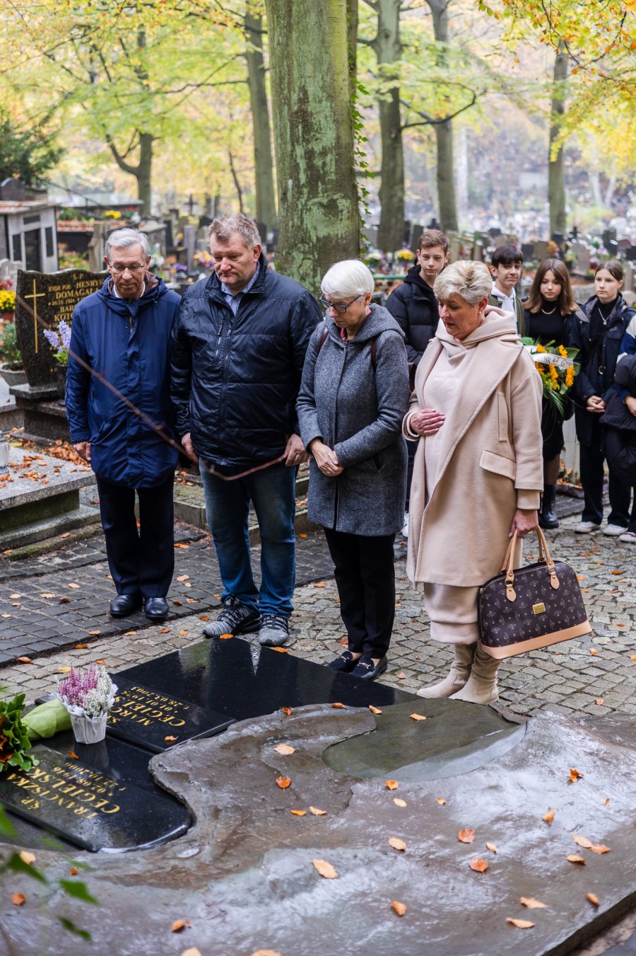 Delegacja gdyńskich samorządowców przy grobie Franciszki Cegielskiej. Od prawej: radna Elżbieta Raczyńska, Joanna Zielińska - przewodnicząca Rady Miasta Gdyni oraz radni Jarosław Kłodziński i Zenon Roda. Z tyłu uczniowie ze Szkoły Podstawowej nr 47 // fot. Karol Stańczak