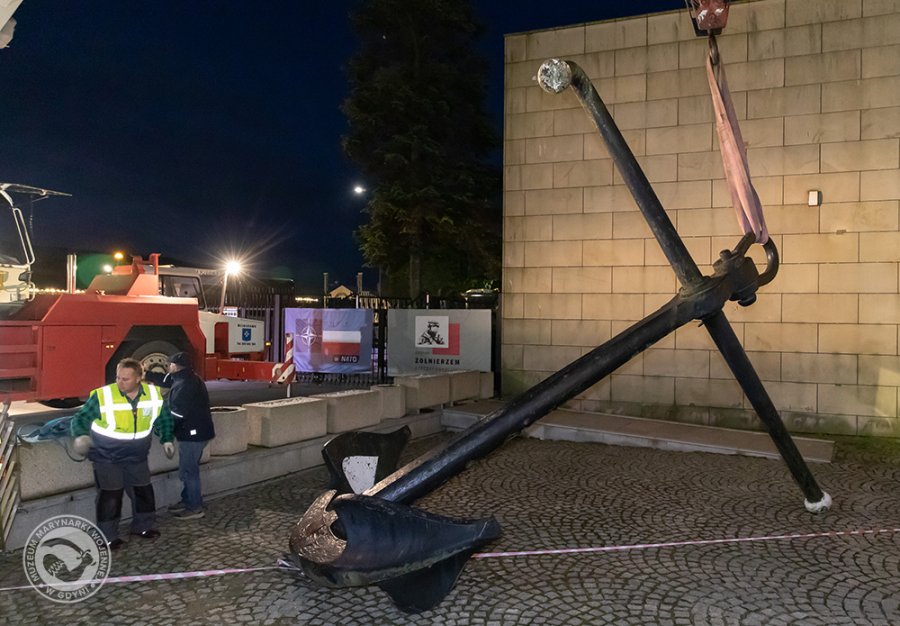 Rozładunek kotwicy przed Muzeum Marynaki Wojennej. Fot. Muzeum Marynaki Wojennej