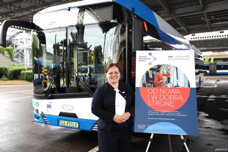 Prezydent Gdyni Aleksandra Kosiorek przy banerze Od nowa i w dobrą stronę