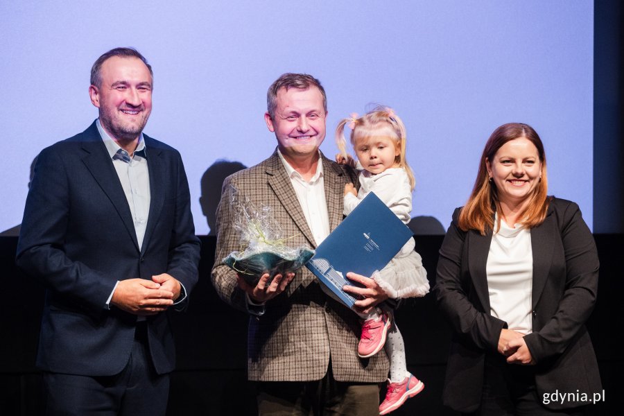 Marcin Kubik laureat Nagrody Prezydent Miasta Gdyni dla pracowników ochrony zdrowia, wraz z córką oraz prezydent Gdyni Aleksandrą Kosiorek i wiceprezydentem Tomaszem Augustyniakiem 