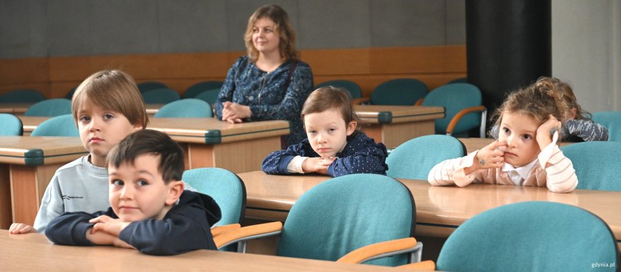 Dzieci w sali obrad