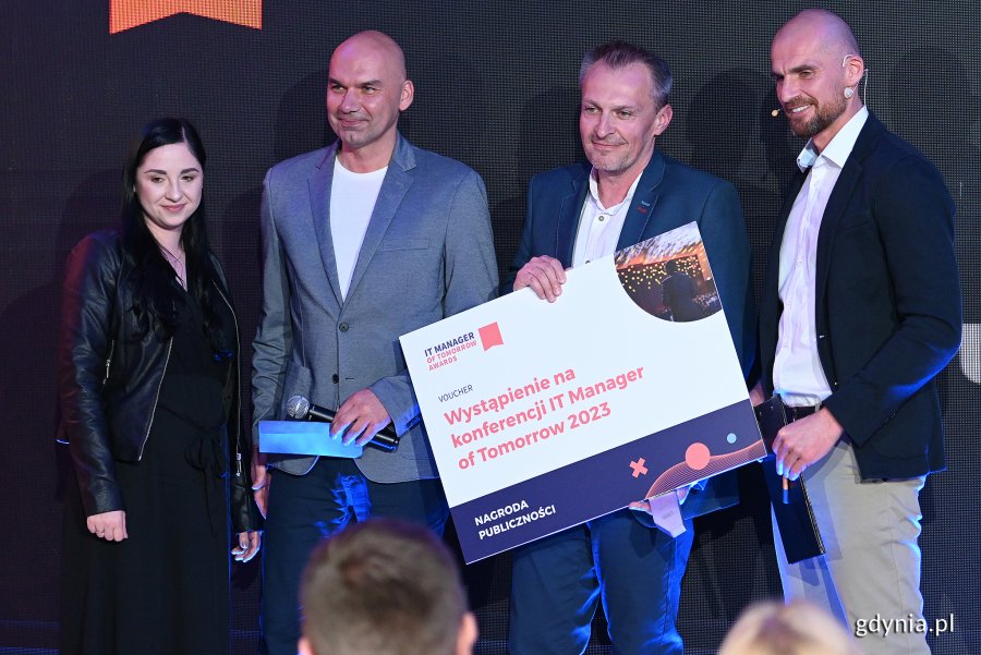 Od lewej: Monika Kryszyłowicz, Bartosz Kozakiewicz, Marcin Springer z Allegro, laureat nagrody publiczności oraz Krzysztof Kozakiewicz - CEO w fundacji Let’s Manager IT i członek konkursowego jury // fot. Michał Puszczewicz
