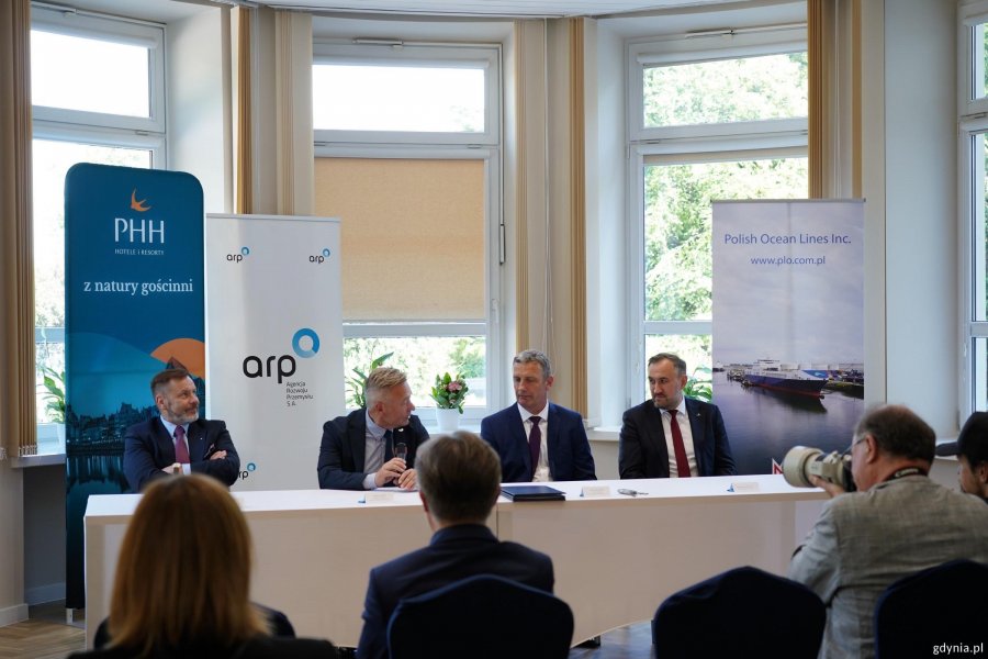 Na zdjęciu (od prawej): Tomasz Augustyniak, wiceprezydent Gdyni, Piotr Pawłowski, prezes zarządu &bdquo;Domu Marynarza, Marek Zaleśny, wiceprezes zarządu Agencji Rozwoju Przemysłu oraz Rafał Szmytke, prezes zarządu Polskiego Holdingu Hotelowego