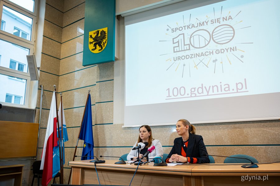 Konferencja prasowa. Na zdjęciu (od lewej): prezydent Gdyni Aleksandra Kosiorek, naczelniczka Biura Prezydenta Anna Chojnowska (fot. Kamil Złoch)
