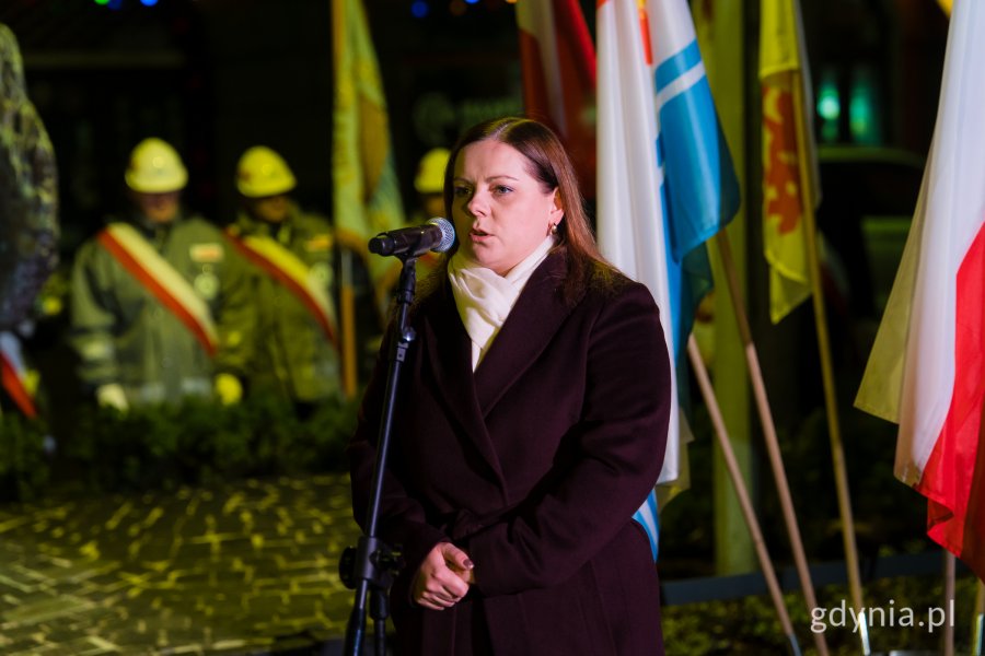 Na zdjęciu prezydent Gdyni Aleksandra Kosiorek pod pomnikiem Ofiar Terroru Komunistycznego