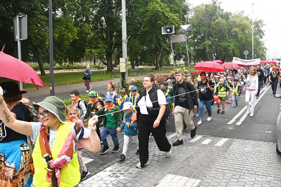Parada uczniów z Zespołu Szkół Jezuitów w Gdyni 