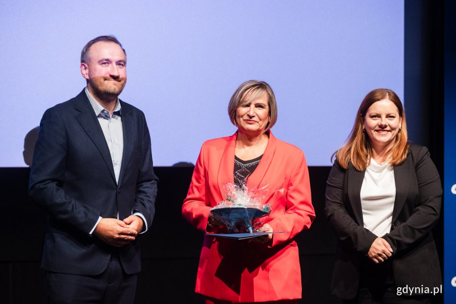 Mirosława Górka, laureatka Nagrody Prezydent Miasta Gdyni dla pracowników ochrony zdrowia, wraz z prezydent Gdyni Aleksandrą Kosiorek i wiceprezydentem Tomaszem Augustyniakiem