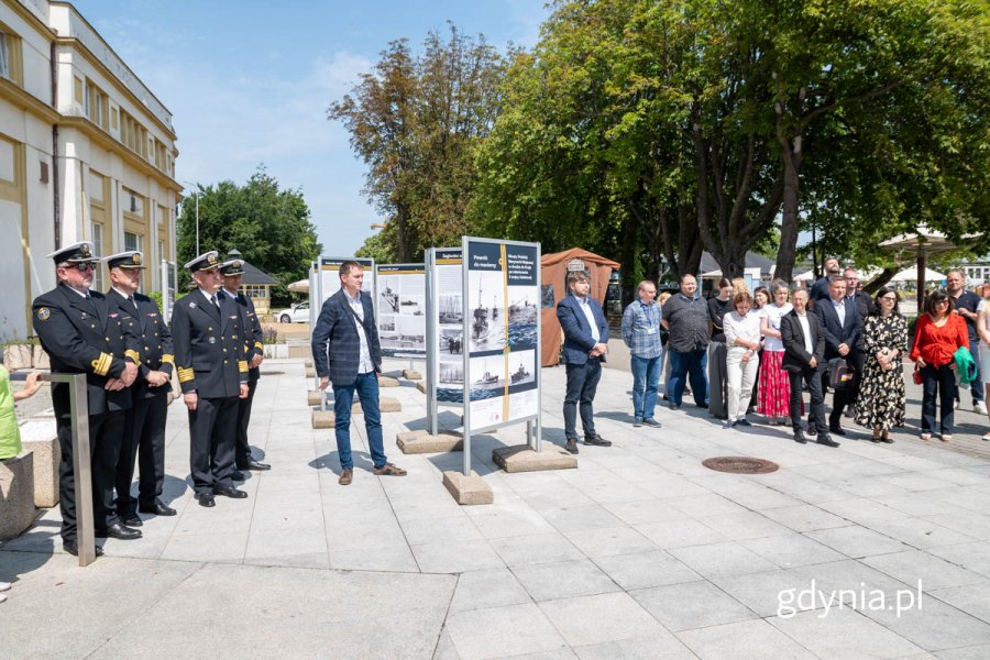 Wydarzenie zgromadziło wielu gości, w tym mieszkańców Gdyni, miłośników historii oraz przedstawicieli środowisk wojskowych.