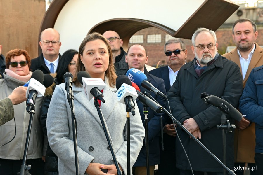 Senator Anna Górska w towarzystwie parlamentarzystów i samorządowców z Pomorza podczas briefingu na temat ustawy metropolitalnej