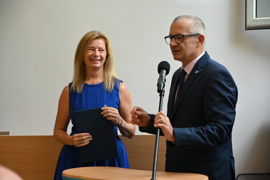 Podwójny jubileusz III LO im. Marynarki Wojennej w Gdyni - Wiesław Kosakowski, dyrektor III LO i dr Barbara Wikieł – Prorektor Politechniki Gdańskiej ds. studenckich, prof. PG. Fot. Zygmunt Gołąb 