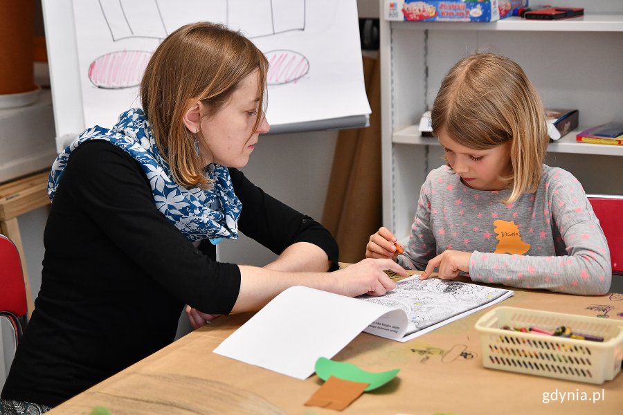 Mimo, że pierwsza połowa ferii nie uszczęśliwiła dzieci śniegiem, to jednak o nudzie nie mogło być mowy! Na zdjęciu uczestnicy zajęć w Bibliotece Wzgórze // fot. Michał Puszczewicz 