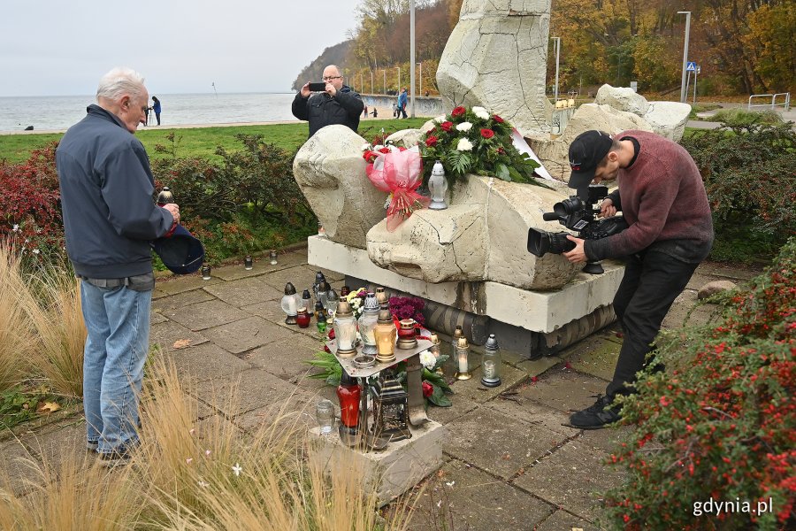 Uroczystości ku pamięci zaginionych i zmarłych na morzu przy pomniku „Zaginionych na morzu” w Gdyni, fot. Michał Puszczewicz
