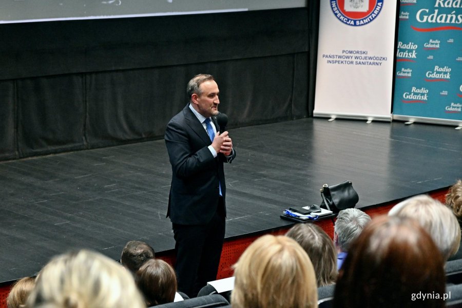 Wiceprezydent Gdyni Tomasz Augustyniak podczas gali finałowej Pomorskiego Festiwalu Kr&oacute;tkich Film&oacute;w o HIV